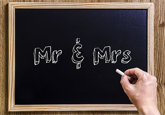 포토 JPG 해외이미지 손 커플 교육 결혼 컨셉 텍스트 손가락 남편 사람없음 목재 가로 단어 검은색 칠판 흰색 아내 메시지 편지 그림 분필 초크아트 승진 마케팅 조언 필기체 해외202004 해외포토 나무 문자 컬러 재료 관계 이벤트 신체부위 초크 파일형식 이미지허브