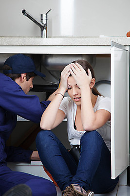 포토 JPG 해외이미지 백인 모델 직업 여자 남자 2 비즈니스 기술 실내 피곤 사람 20대 두명 세로 파란색 주방 도구 스패너 잡기 업무 작업 재산 수리 빨래 망치 싱크대 고민 고정 대야 조절 배관공 옛날 재주꾼 해외202004 해외포토 서양인 감정 컬러 컨셉 가사 모션 청년 내부 금융 공구 개수대 파일형식 이미지허브
