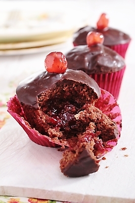 포토 JPG 해외이미지 과일 디저트 사람없음 컵 빨간색 케이크 체리 달콤 잼 컵케이크 가득함 머핀 해외202004 해외포토 식기 음식 빵 컬러 소스_음식 맛 파일형식 이미지허브