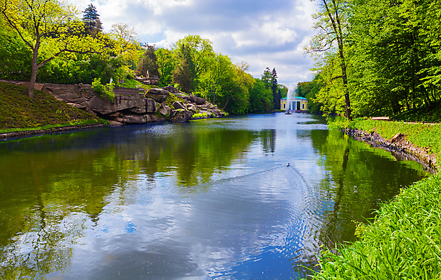 포토 JPG 해외이미지 나무 계절 공원 호수 여행 백그라운드 자연 하늘 휴가 풍경 사람없음 야외 초록색 물 여름 파란색 강 햇빛 반사 평화 환경 침묵 봄 시골 숲 장면 내추럴 우크라이나 해외202004 해외포토 자연요소 식물 공공시설 유럽 컬러 컨셉 태양 소리 생태계 파일형식 이미지허브