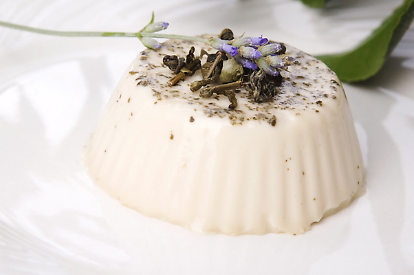 포토 JPG 해외이미지 전통 그릇 리본 음식 백그라운드 과일 부분 유리 디저트 치즈 건강 사람없음 장식 초록색 빛 노란색 숟가락 흰색 신선 항아리 닫기 차 달콤 맛 아침식사 설탕 먹기 민트 가득함 크림 산딸기 복숭아 젤리 푸딩 핸드메이드 해외202004 해외포토 식기 음료 컬러 컨셉 모션 재질 유제품 수저 식사 도자기 허브 파일형식 이미지허브