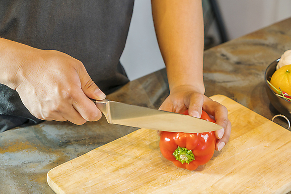 포토 JPG 해외이미지 손 남자 음식 조각 채소 부분 탁자 파프리카 도마 요리 사람없음 목재 빨간색 요리사 횡단보도 칼 닫기 자르기 준비 유기농 날것 후추 음식준비 해외202004 해외포토 나무 직업 웰빙 컬러 가구 재료 모션 주방용품 사람 신체부위 보행로 향신료 파일형식 이미지허브
