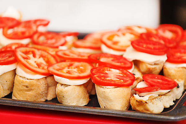 포토 JPG 해외이미지 전통 접시 손 음식 빵 다이어트 토마토 채소 재료 치즈 샌드위치 건강 요리 사람없음 빨간색 초록색 주방 요리사 식사 저녁식사 이탈리아 샐러드 신선 오븐 지중해 만취 허브 카나페 올리브 후추 점심식사 모짜렐라치즈 브루스케타 채식주의자 카프레제 개조 해외202004 해외포토 식물 직업 식기 열매 유럽 바다 컬러 유제품 서양음식 신체부위 가전제품 향신료 채식 술취함 파일형식 이미지허브