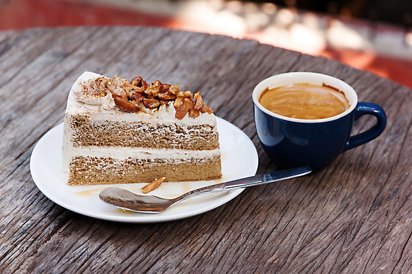 포토 JPG 해외이미지 접시 커피 음식 조각 디저트 콩 사람없음 컵 갈색 케이크 식사 카페 견과류 맛 설탕 굽기 토핑 아몬드 에스프레소 코코아 해외202004 해외포토 식기 음료 컬러 컨셉 곡류 상점 구이 파일형식 이미지허브