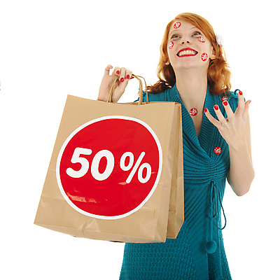 포토 JPG 해외이미지 전신 여자 종이 스티커 가방 한명 사람 빨간색 쇼핑 세일 유머 하락 사인 쇼퍼홀릭 해외202004 해외포토 1 잡화 감정 컬러 컨셉 파일형식 이미지허브