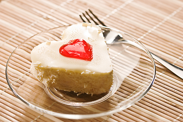 포토 JPG 해외이미지 접시 음식 디저트 사탕 사랑 사람없음 빨간색 케이크 희망 흰색 하트 달콤 크림 커스터드 해외202004 해외포토 모양 식기 감정 컬러 맛 파일형식 이미지허브