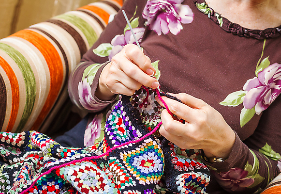 포토 JPG 해외이미지 백인 옷 여자 할머니 손가락 엄마 사람 앉기 성인 취미 직물 뜨개질 실 스웨터 양모 퀼트 핸드메이드 해외202004 해외포토 서양인 손 노년 상의 가족 모션 파일형식 이미지허브