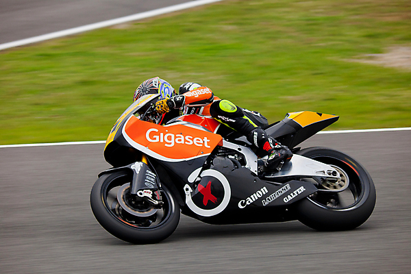 포토 JPG 해외이미지 라이프스타일 스포츠 이벤트 사람없음 운동 힘 기계 오토바이 운전사 파일럿 속도 흥분 순환 타이어 무릎 모터 레이서 선로 토너먼트 스타일 해외202004 해외포토 직업 감정 모션 건강 생활 신체부위 바이크 파일형식 이미지허브