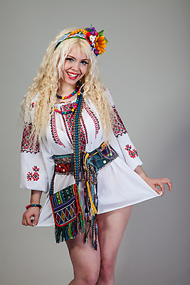 포토 JPG 해외이미지 백인 전통 옷 여자 행복 유럽 문화 얼굴 백그라운드 셔츠 목걸이 휴가 한명 미소 사람 여러명 성인 장식 빨간색 치마 유행 귀여움 화환 흰색 우아함 자수 고립 민화 우크라이나 전국 스타일 해외202004 해외포토 서양인 1 꽃 감정 나라 컬러 다수 컨셉 상의 장신구 하의 표정 신체부위 그림 파일형식 이미지허브