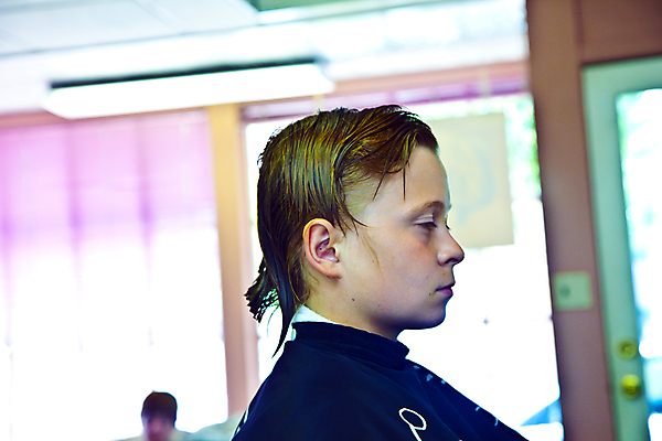 포토 JPG 해외이미지 백인 모델 직업 남자 행복 감정 얼굴 어린이 모션 청소년 창조 한명 미소 소년 성인 야외 10대 유행 상점 젖음 표현 고급 우아함 미용사 이발 자르기 고객 긍정 빨간머리 스타일리스트 스타일링 스타일 해외202004 해외포토 서양인 1 헤어스타일 컨셉 표정 사람 신체부위 파일형식 이미지허브