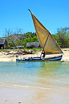 포토 JPG 해외이미지 나무 구름 모래 파도 바다 섬 여행 곡선 아프리카 자연 하늘 휴가 휴식 주택 항해 손바닥 그림자 어업 사람 사람없음 목재 물 여름 파란색 거품 자유 바위 면 업무 보트 해조류 썰물 언덕 인도양 석호 마다가스카르 지질학 파라다이스 해외202004 해외포토 자연요소 식물 손 계절 교육 나라 산업 선 컬러 컨셉 배_교통 재료 건물 돌_바위 작업 해양식물 생태계 파일형식 이미지허브
