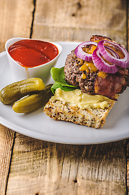 포토 JPG 해외이미지 음식 백그라운드 토마토 채소 탁자 양파 치즈 샌드위치 육류 요리 사람없음 목재 빨간색 초록색 식사 저녁식사 샐러드 소고기 튀김 햄버거 시골 신선 클래식 맛 그릴 상추 바비큐 케첩 속도 피클 깨 베이컨 패티 마요네즈 점심식사 땅바닥 번 치즈버거 해로움 해외202004 해외포토 나무 빵 컬러 가구 컨셉 식재료 재료 주방용품 유제품 바닥 패스트푸드 돼지고기 조미료 소스_음식 절임 파일형식 이미지허브