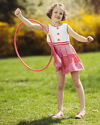 포토 JPG 해외이미지 전신 백인 응시 옷 계절 공원 여자 행복 어린이 장난 놀이 팔벌리기 프레임 기술 표정 한명 서기 사람 야외 캐주얼 여름 빛 청춘 햇빛 테두리 만족 체코 돌리기 천진난만 해외202004 해외포토 서양인 1 시선 공공시설 감정 유럽 컨셉 모션 태양 파일형식 이미지허브