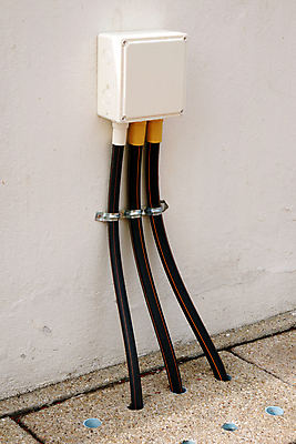 포토 JPG 해외이미지 직업 산업 선 벽 부분 안전 사람없음 야외 빛 울타리 상자 금속 힘 장비 에너지 공구 업무 엔지니어 콘센트 플러그 보호 연결 위험 플라스틱 교차로 전자 철사 볼트 시스템 튜브 고무 유지 분배 설치 전압 제어 아크릴 해외202004 해외포토 길 컨셉 재질 담장 도구 작업 기술자 파일형식 이미지허브