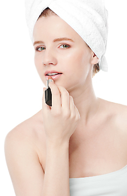 포토 JPG 해외이미지 여자 행복 얼굴 한명 미소 20대 10대 빨간색 수건 화장품 립스틱 잡기 붓 입 우아함 볼터치 피부 입술 준비 페인트붓 연지 신청 해외202004 해외포토 1 감정 컬러 컨셉 모션 청소년 표정 사람 청년 신체부위 위생용품 화장 뷰티 파일형식 이미지허브