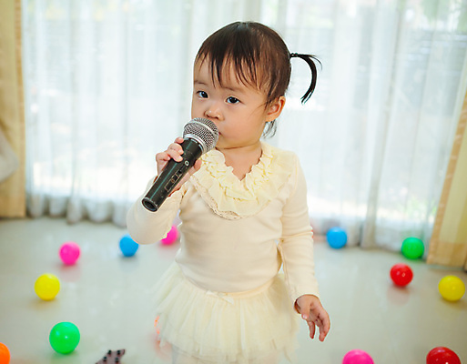 포토 JPG 해외이미지 1 행복 감정 얼굴 어린이 음악 백그라운드 노래 주택 한명 서기 미소 사람 동양인 소년 기쁨 가수 흰색 아기 작음 마이크 노래방 걸음마 천진난만 해외202004 해외포토 남자 컬러 음향기기 컨셉 모션 문화예술 표정 인종 건물 신체부위 음악가 크기 파일형식 이미지허브