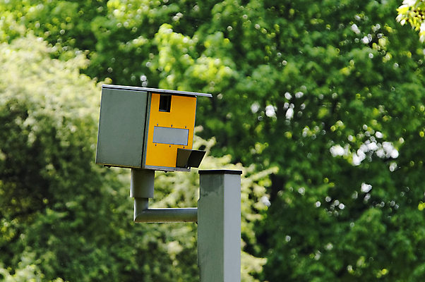 포토 JPG 해외이미지 나무 도로 여행 자동차 영국 잉글랜드 안전 사람없음 초록색 상자 노란색 카메라 사진촬영 운전 시골 고속도로 경찰 위험 속도 만족 법 올가미 과속 레이더 한계 해외202004 해외포토 식물 직업 감정 유럽 길 육상교통 컬러 컨셉 교통시설 모션 전자제품 촬영 파일형식 이미지허브