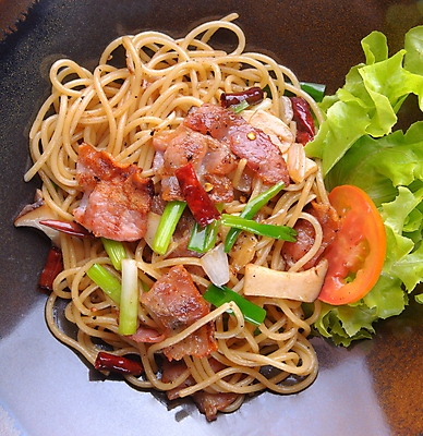 포토 JPG 해외이미지 전통 접시 음식 파스타 스파게티 육류 돼지고기 요리 사람없음 식당 식사 저녁식사 이탈리아 흰색 맛 크림 햄 베이컨 후추 점심식사 해외202004 해외포토 식기 유럽 컬러 컨셉 식재료 서양음식 상점 향신료 파일형식 이미지허브