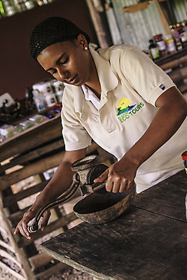 포토 JPG 해외이미지 직업 손 여자 커피 음료 콩 사람 컵 갈색 주방 카페 머그컵 붓기 바리스타 그라인더 카푸치노 카페테리아 에스프레소 카페인 해외202004 해외포토 식기 컬러 모션 곡류 신체부위 상점 커피용품 파일형식 이미지허브