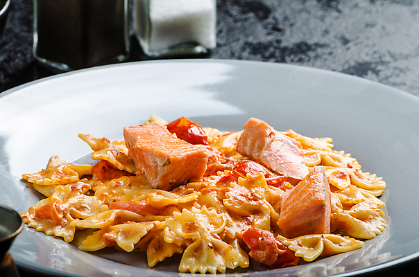 포토 JPG 해외이미지 전통 접시 유럽 음식 바다 토마토 채소 고추 탁자 치즈 파스타 파슬리 건강 어류 요리 사람없음 식당 와인 식사 저녁식사 치킨 이탈리아 샐러드 흰색 신선 사발 맛 수프 가슴 굽기 지중해 먹기 허브 해산물 연어 훈제 점심식사 파르팔레 해외202004 해외포토 식물 식기 나라 컬러 가구 컨셉 모션 유제품 주류 서양음식 신체부위 상점 수중동물 사기그릇 구이 닭고기요리 파스타면 파일형식 이미지허브