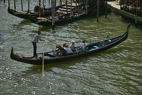 포토 JPG 해외이미지 사람없음 물 강 개울 곤돌라 노 베네치아 노젓기 타운 해외202004 해외포토 자연요소 모션 이탈리아 도시 선박 파일형식 이미지허브