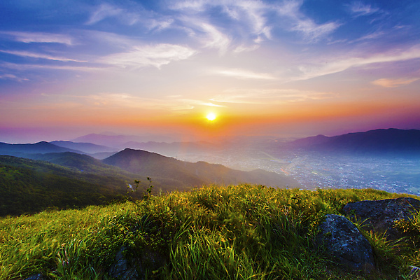 포토 JPG 해외이미지 구름 여행 백그라운드 자연 하늘 아침 산 풍경 사람없음 야외 빨간색 여름 빛 반짝임 햇빛 태양 노란색 일출 일몰 새벽 가을 저녁 언덕 웅장함 절정 해외202004 해외포토 주간 자연요소 계절 컬러 모션 노을 야간 생태계 파일형식 이미지허브