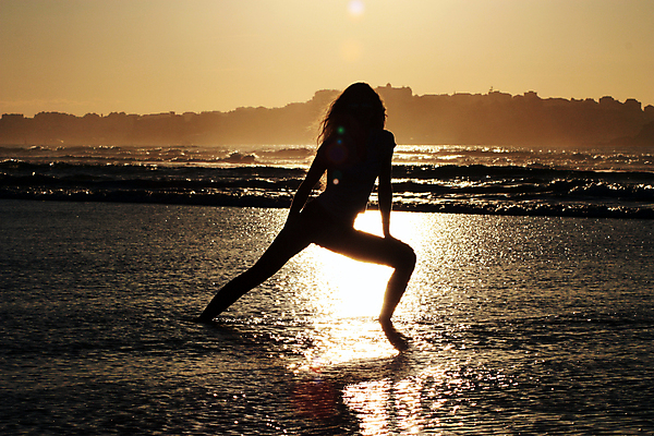 포토 JPG 해외이미지 라이프스타일 여자 실루엣 모래 바다 자연 하늘 휴가 건강 한명 사람 야외 물 태양 일출 일몰 해외202004 해외포토 자연요소 1 촬영기법 생활 노을 생태계 파일형식 이미지허브