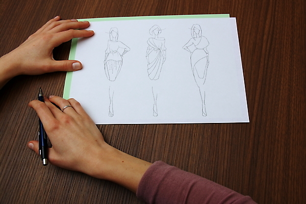 포토 JPG 해외이미지 모델 직업 라이프스타일 손 디자인 응시 드레스 옷 여자 종이 일러스트 탁자 직장 창조 사람없음 그래픽 사무실 유행 직물 작업 작업실 디자이너 스케치 싱글 그림 재단사 스타일 해외202004 해외포토 시선 가구 회사 비즈니스 미술 사람 생활 신체부위 파일형식 이미지허브