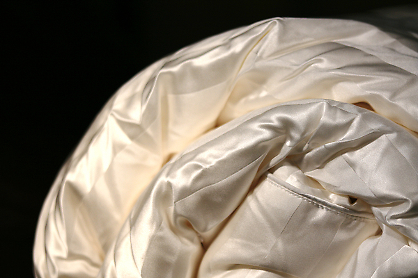 포토 JPG 해외이미지 손 옷 패턴 사람없음 빛 줄무늬 이불 흰색 닫기 실크 크림 묘사 질감 섬유 짜임 내추럴 종료 핸드메이드 해외202004 해외포토 컬러 무늬 침구 모션 신체부위 직물 파일형식 이미지허브