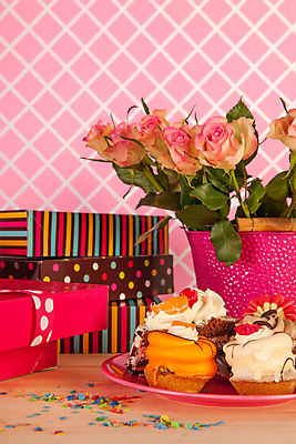 포토 JPG 해외이미지 리본 분홍색 꽃다발 결혼 과일 포장 선물 사람없음 내부 컬러풀 장미 파티 케이크 꽃병 축제 생일 고급 굽기 크림 꽃가루 정물화 타르트 페스츄리 해외202004 해외포토 기념일 꽃 빵 컬러 컨셉 디저트 이벤트 가루 구이 그림 파이_빵 파일형식 이미지허브