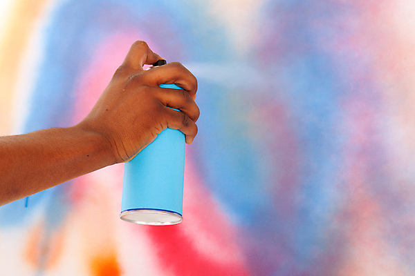 포토 JPG 해외이미지 손 미술 사람없음 파란색 컬러풀 검은색 페인트 도시 캔 그래피티 그림 바쁨 예술가 스프레이 통조림 에어로졸 해외202004 해외포토 컬러 문화예술 신체부위 낙서 파일형식 이미지허브