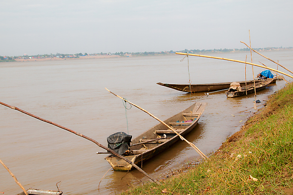 포토 JPG 해외이미지 전통 아시아 문화 호수 여행 백그라운드 태국 자연 하늘 아침 낚시 휴식 산 파노라마 풍경 사람없음 야외 목재 물 여름 파란색 빛 강 태양 반사 일출 침묵 일몰 보트 야간 숲 작음 나룻배 장면 낚시꾼 메콩강 수평선 해외202004 해외포토 주간 자연요소 나무 계절 나라 컬러 컨셉 배_교통 재료 레저 촬영기법 노을 소리 크기 생태계 파일형식 이미지허브