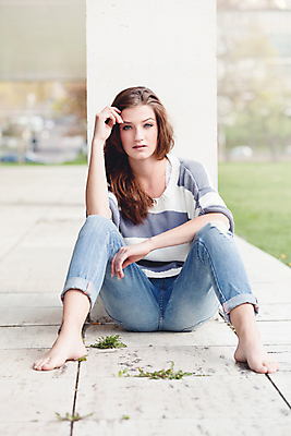 포토 JPG 해외이미지 백인 라이프스타일 응시 옷 여자 행복 얼굴 포즈 백그라운드 맨발 발 자연 휴식 갈색머리 건강 한명 미소 사람 야외 여름 파란색 태양 맑음 일몰 봄 기쁨 자유 흰색 청바지 자신감 내추럴 해외202004 해외포토 자연요소 서양인 1 헤어스타일 시선 계절 감정 컬러 컨셉 바지 날씨 표정 생활 신체부위 노을 생태계 파일형식 이미지허브