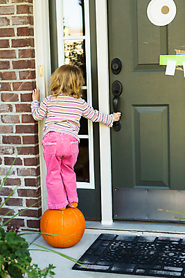 포토 JPG 해외이미지 응시 계절 어린이 오렌지 창문 가족 호박 휴가 양말 주택 실내 사탕 한명 사람 문 미국 희망 할로윈 종 가을 대접 정상 위험 개성 10월 걸음마 대답 보유 해외202004 해외포토 1 시선 감정 컨셉 북아메리카 채소 과일 관계 모션 디저트 내부 건물 날짜 파일형식 이미지허브