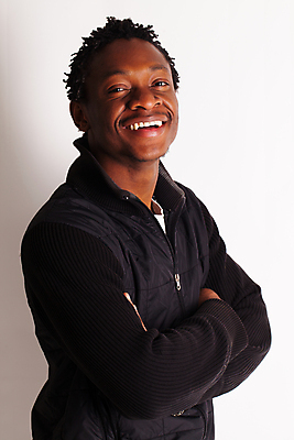 포토 JPG 해외이미지 1 손 남자 행복 흑인 백그라운드 한명 서기 미소 사람 일상 검은색 흰색 자신감 이발 긍정 보여주기 해외202004 해외포토 서양인 감정 컬러 컨셉 모션 표정 라이프 신체부위 파일형식 이미지허브