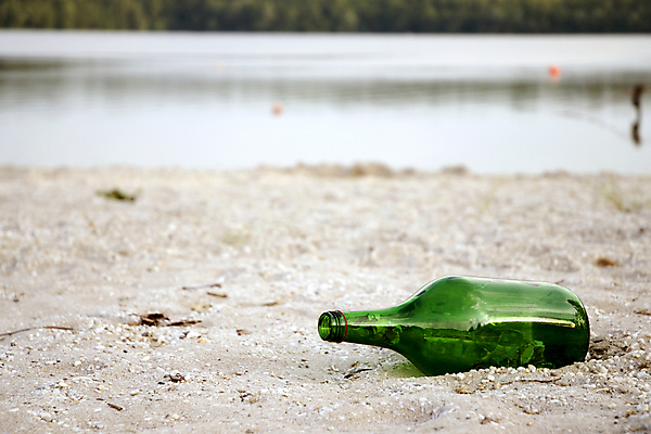 포토 JPG 해외이미지 모래 유리 사람없음 초록색 물 와인 메시지 쓰레기 폐기물 왼쪽 낭비 해외202004 해외포토 자연요소 컬러 컨셉 재질 주류 방향 파일형식 이미지허브