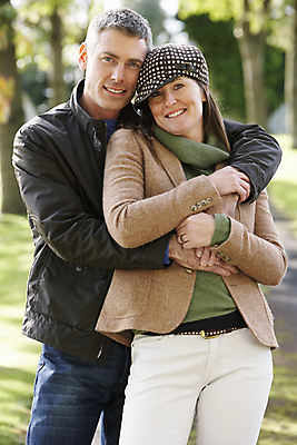 포토 JPG 해외이미지 백인 라이프스타일 커플 여자 남자 행복 여유 40대 중년 포옹 함께함 사랑 미소 사람 앉기 야외 두명 세로 유행 걷기 산책 캡모자 해외202004 해외포토 서양인 모자_잡화 감정 컨셉 관계 안기 모션 휴식 표정 성인 생활 파일형식 이미지허브