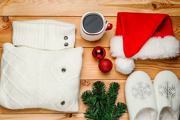 포토 JPG 해외이미지 커피 음료 백그라운드 신발 크리스마스 겨울 탁자 슬리퍼 따뜻함 선물 사람없음 장식 컵 빨간색 뜨거움 눈송이 차 12월 스웨터 오브젝트 양모 안락 해외202004 해외포토 식기 계절 기념일 컬러 가구 컨셉 상의 눈_날씨 직물 날짜 파일형식 이미지허브