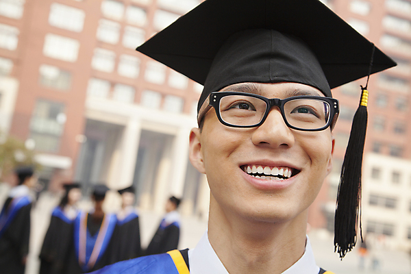 포토 JPG 해외이미지 여자 행복 안경 대학생 졸업 성공 서기 미소 이벤트 여러명 20대 야외 검은색 축하 대학교 해외202004 해외포토 학생 잡화 교육 감정 컬러 다수 컨셉 학교 모션 표정 사람 청년 파일형식 이미지허브