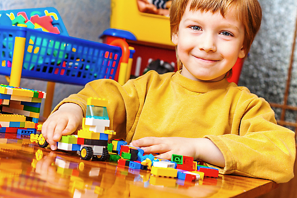 포토 JPG 해외이미지 백인 1 손 교육 행복 어린이 오렌지 장난 놀이 벽돌 주택 창조 한명 미소 사람 소년 건물 목재 빨간색 초록색 장난감 노란색 탑 블록 유치원 기쁨 게임 흰색 건축가 작음 플라스틱 디자이너 집중 큐브 공상 개발 고립 해외202004 해외포토 서양인 나무 직업 건축물 남자 감정 컬러 컨셉 과일 재료 재질 표정 신체부위 크기 파일형식 이미지허브