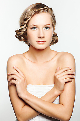 포토 JPG 해외이미지 백인 모델 헤어스타일 손 여자 포즈 신체 왕관 땋은머리 건강 한명 사람 빛 금발 유행 회색 흰색 화려 우아함 이발 날씬함 피부 내추럴 돌봄 엮은 스타일 해외202004 해외포토 서양인 1 컬러 컨셉 모션 신체부위 몸매 파일형식 이미지허브