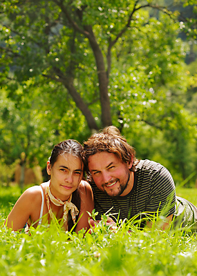 포토 JPG 해외이미지 백인 라이프스타일 커플 응시 옷 여자 남자 행복 얼굴 2 가족 자연 사랑 미소 사람 성인 야외 두명 머리 우정 결합 어깨 사방 해외202004 해외포토 서양인 시선 감정 관계 표정 생활 신체부위 친구 생태계 파일형식 이미지허브