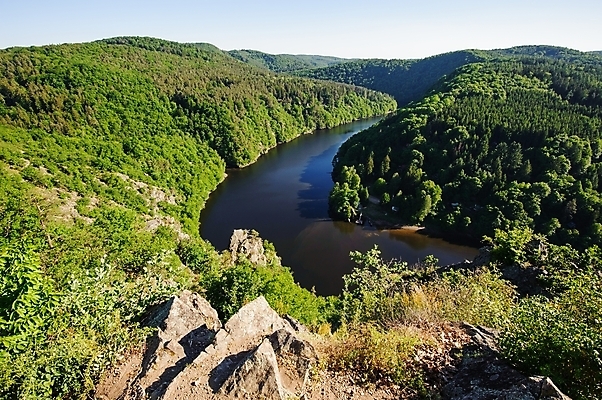 포토 JPG 해외이미지 모양 나무 계절 유럽 여행 곡선 자연 산 파노라마 숙이기 풍경 사람없음 야외 초록색 물 여름 파란색 강 컬러풀 계곡 맑음 숲 체코 공화국 보헤미아 편자 해외202004 해외포토 자연요소 식물 나라 선 컬러 포즈 날씨 촬영기법 생태계 말발굽 파일형식 이미지허브