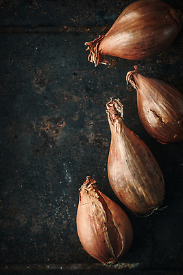 포토 JPG 해외이미지 음식 백그라운드 채소 재료 탁자 양파 요리 사람없음 세로 갈색 금속 검은색 어둠 흰색 신선 부식 준비 유기농 날것 아로마 향 내추럴 옛날 채식주의자 샬롯 비건 해외202004 해외포토 웰빙 컬러 가구 재질 채식 파일형식 이미지허브