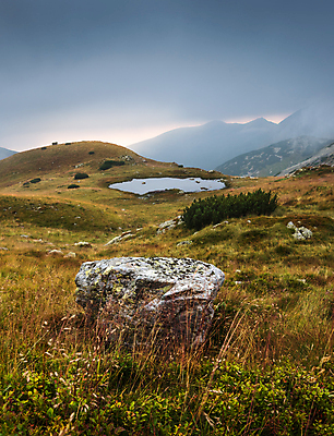 포토 JPG 해외이미지 식물 구름 공원 자연 하늘 아침 산 풍경 경사 사람없음 야외 세로 초록색 물 일몰 안개 연못 연기 저녁 땅 언덕 흐림 오르막 뿌연 슬로바키아 전국 폭풍우 해외202004 해외포토 주간 자연요소 공공시설 유럽 컬러 날씨 노을 비_날씨 야간 자연재해 생태계 파일형식 이미지허브