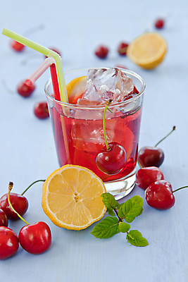 포토 JPG 해외이미지 음료 과일 유리 빨대 사람없음 세로 파란색 컬러풀 얼음 주스 추위 체리 레몬 레모네이드 민트 상쾌 다과 밀짚 소다 해외202004 해외포토 자연요소 감정 컬러 재질 디저트 짚 허브 에이드 파일형식 이미지허브