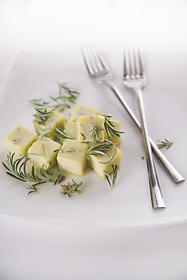 포토 JPG 해외이미지 음식 잎 다이어트 채소 재료 자연 건강 사람없음 초록색 노란색 주방 냉동 얼음 신선 보호 큐브 올리브 향 로즈메리 해외202004 해외포토 자연요소 식물 열매 컬러 컨셉 허브 생태계 파일형식 이미지허브