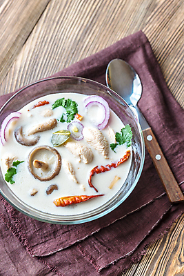 포토 JPG 해외이미지 음식 채소 재료 부분 태국 유리 고추 탁자 양파 건강 요리 동양인 사람없음 목재 빨간색 초록색 숟가락 저녁식사 치킨 버섯 우유 흰색 시골 뜨거움 양념 사발 수프 정상 먹기 레몬 허브 크림 매움 냅킨 라임 코코넛 후추 생강 해외202004 해외포토 나무 식물 아시아 컬러 가구 과일 모션 재질 유제품 수저 인종 식사 사기그릇 맛 향신료 닭고기요리 파일형식 이미지허브