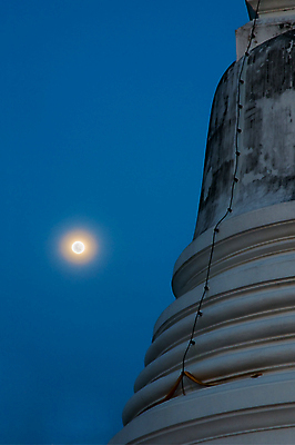 포토 JPG 해외이미지 종교 여행 불교 건축양식 태국 하늘 휴가 벽돌 풍경 사람없음 파란색 달 흰색 사찰 역사 잡지 야간 명상 신성 사리탑 숭배 해외202004 해외포토 자연요소 건축 아시아 컬러 종교건축 간행물 탑 파일형식 이미지허브