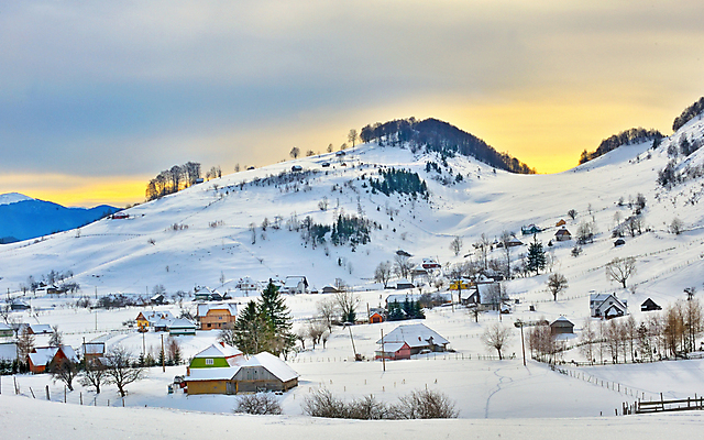 포토 JPG 해외이미지 주간 겨울 자연 하늘 주택 사람없음 야외 마을 설원 겨울풍경 해외202004 해외포토 자연요소 계절 눈_날씨 풍경 건물 생태계 파일형식 이미지허브